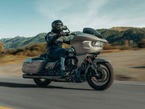 CVO Neumodell Harley-Davidson Road Glide Lackierung Platinum